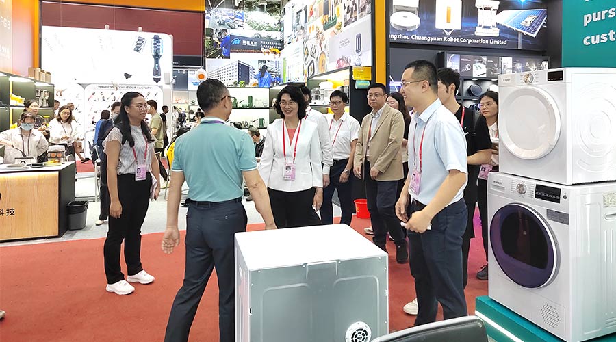 廣交會(huì)迎來(lái)大咖！江門(mén)市市長(zhǎng)親臨金環(huán)電器展位參觀(guān)交流
