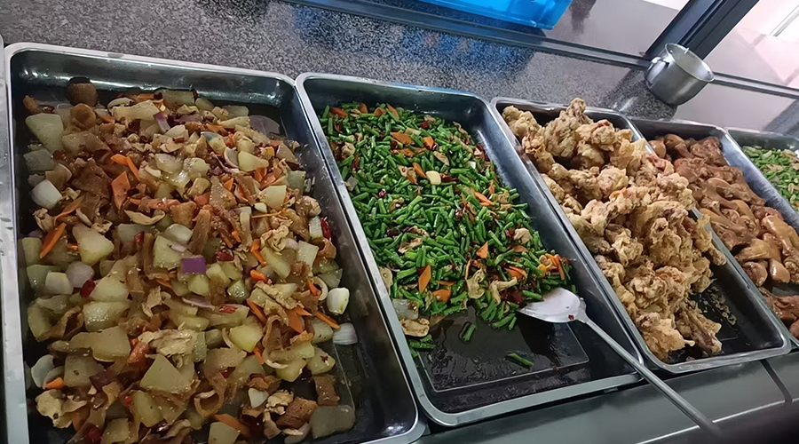 盛夏的來(lái)臨，金環(huán)電器關(guān)懷工人飲食